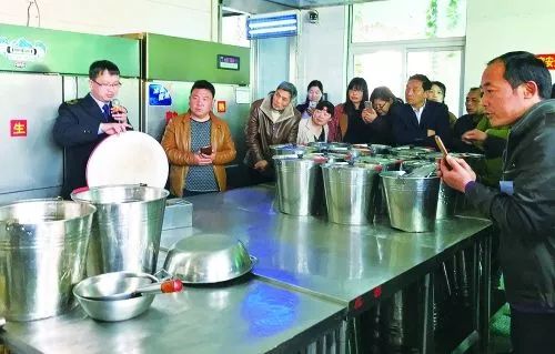 辣条摊上事了！河南开展食品安全护幼行动，守护学生舌尖安全