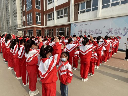 高举队旗跟党走，祖国发展我成长——高新区小学第一分校少先队新队员入队仪式隆重举行